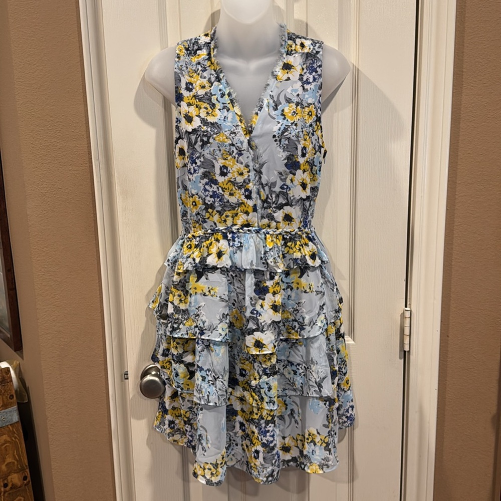 HD in Paris Floral Tiered Ruffle Dress. Sz Medium Petite